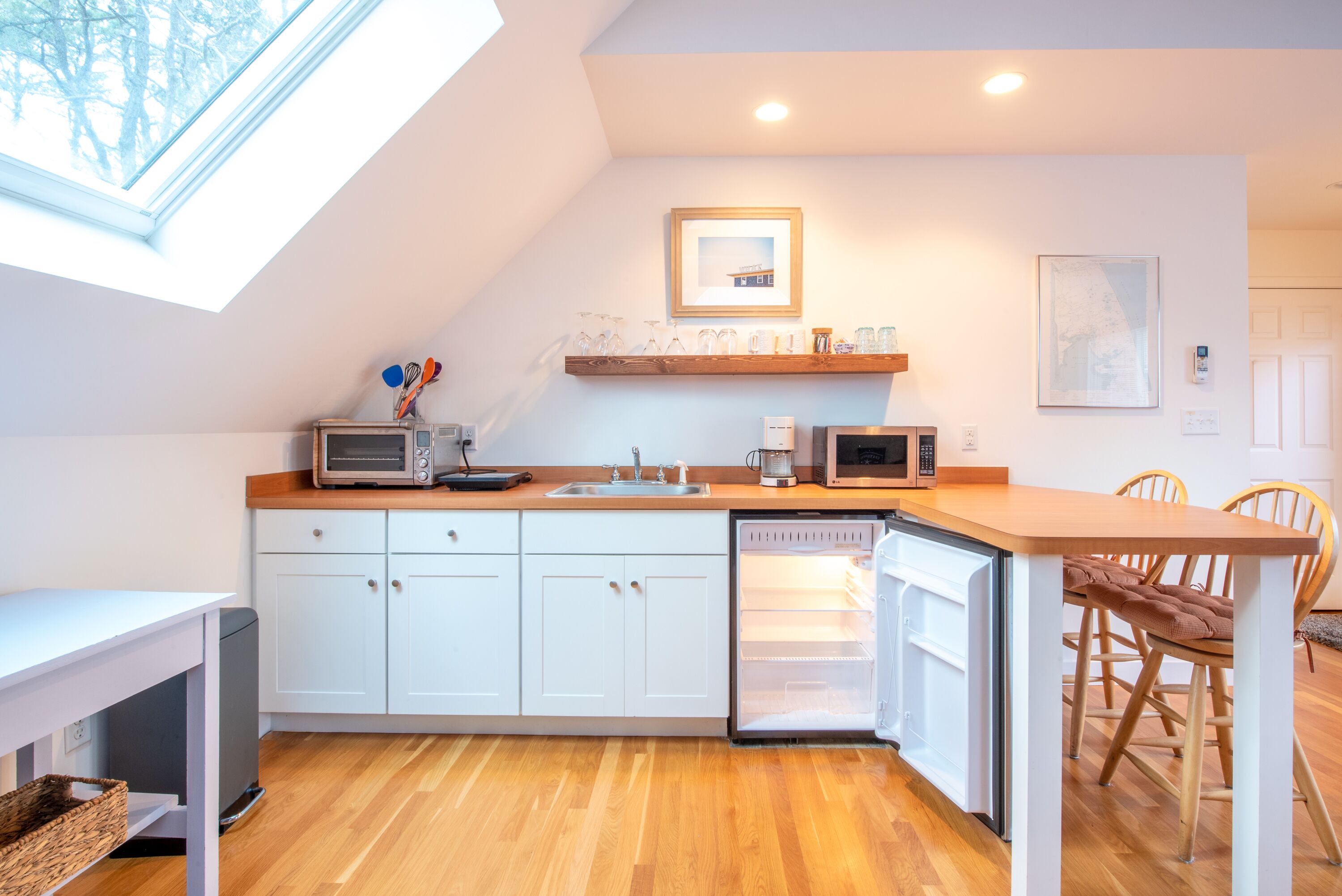 Bright and Modern Wellfleet Studio Apartment Close to Ponds, Trails, and Town