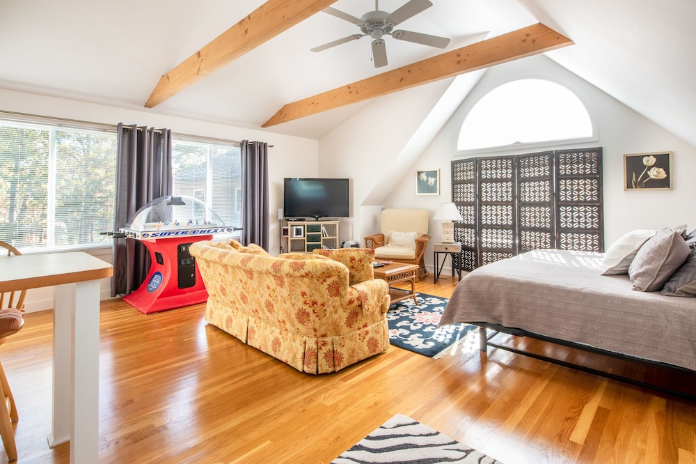 Bright and Modern Wellfleet Studio Apartment Close to Ponds, Trails, and Town