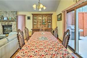 Dining - 112 jets hot tub, wood fireplace, A/C, sauna, strong Wi-Fi (Bushkill)