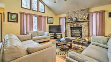 Smart-TV, peis, DVD-spiller og bordtennis