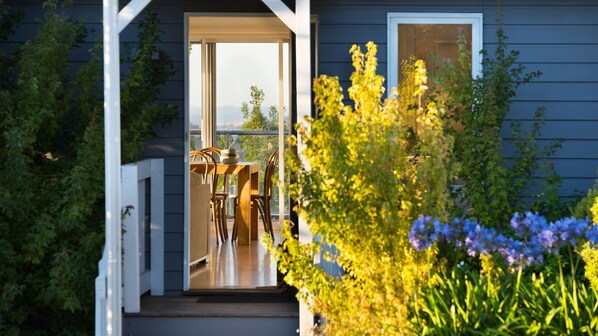 Outdoor dining - Musk Springs - Breathtaking Views with Jacuzzi and Free Wifi! (Musk)