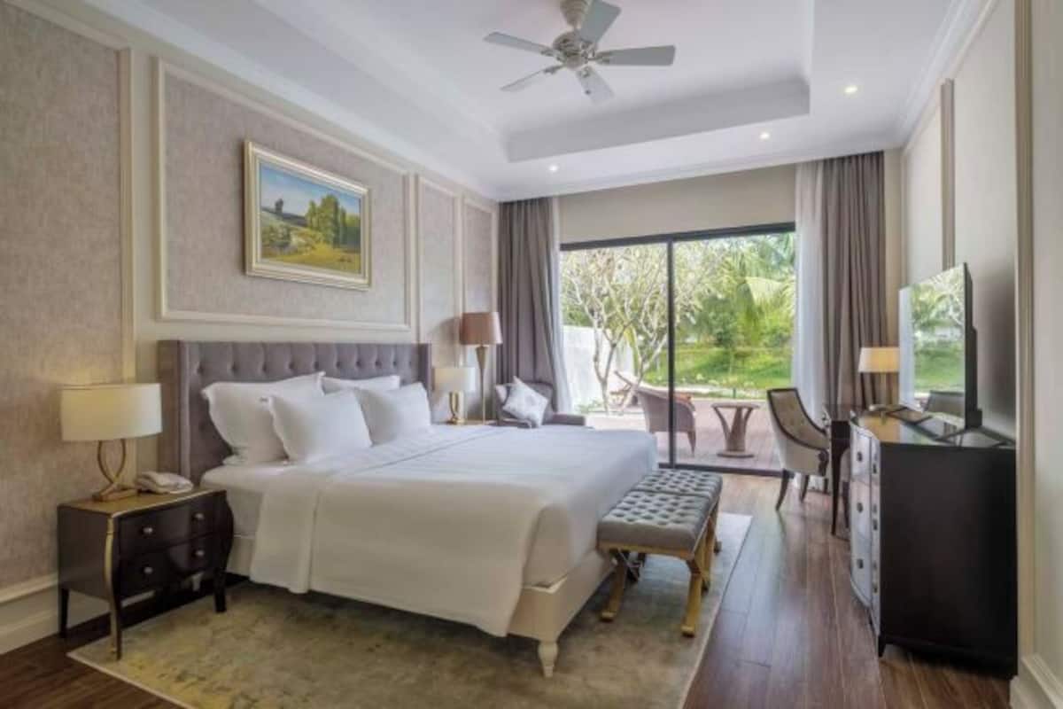 2 bedrooms, in-room safe, desk, blackout drapes