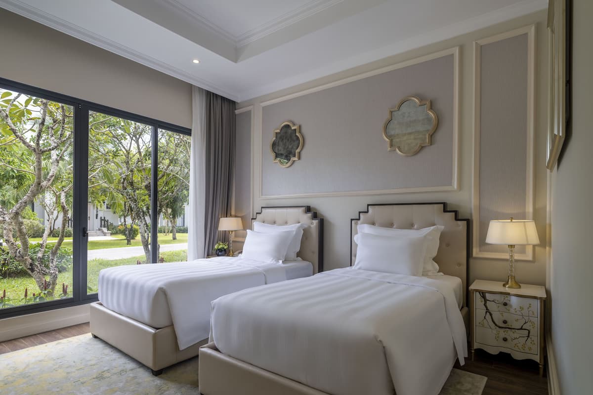 2 bedrooms, in-room safe, desk, blackout drapes