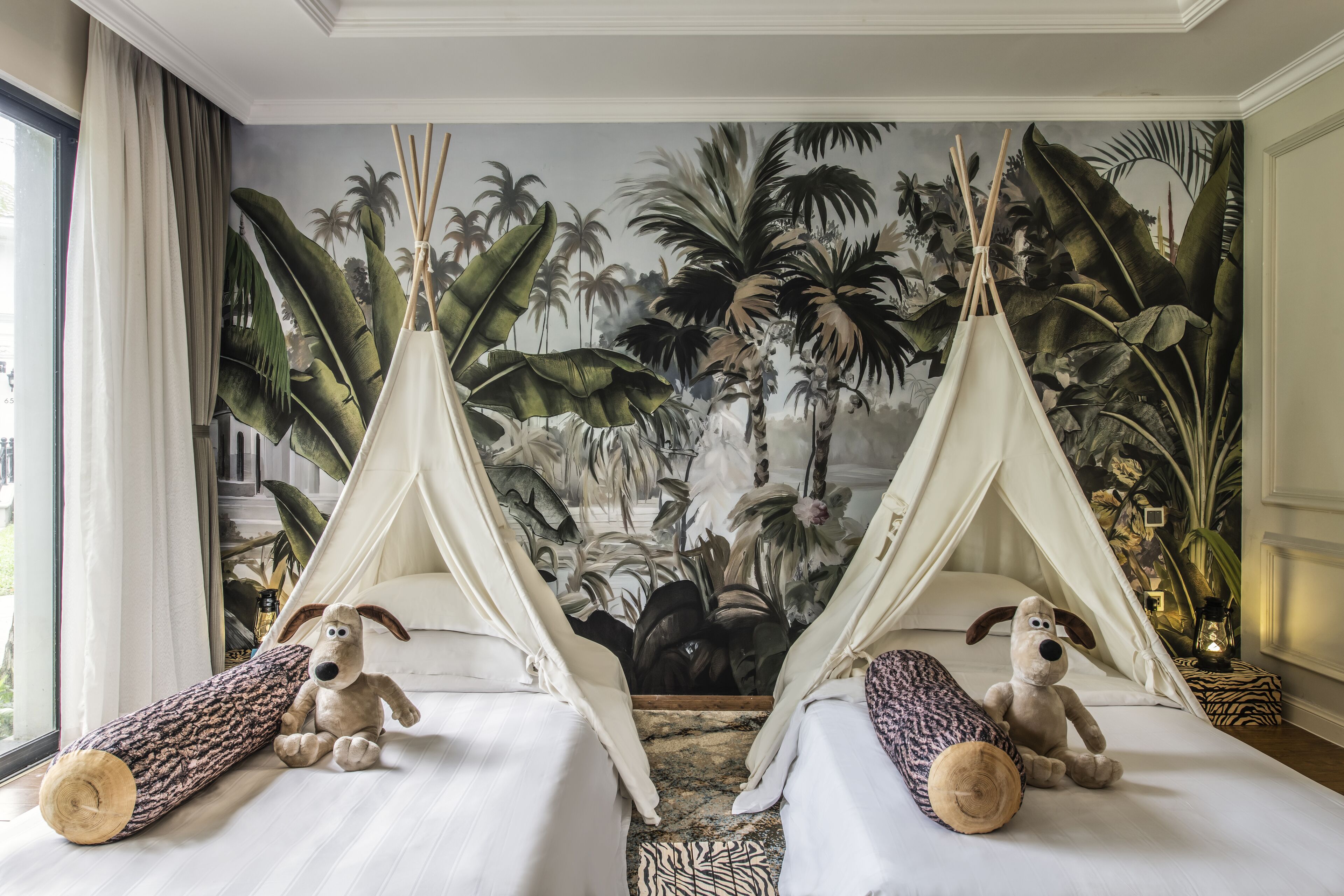 Villa Deluxe - 3 sovrum (Safari) | Värdeförvaringsskåp på rummet, skrivbord och mörkläggningsgardiner