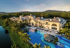 Hồ bơi ngoài trời, dù/ô trên bãi biển/hồ bơi, ghế dài tắm nắng 