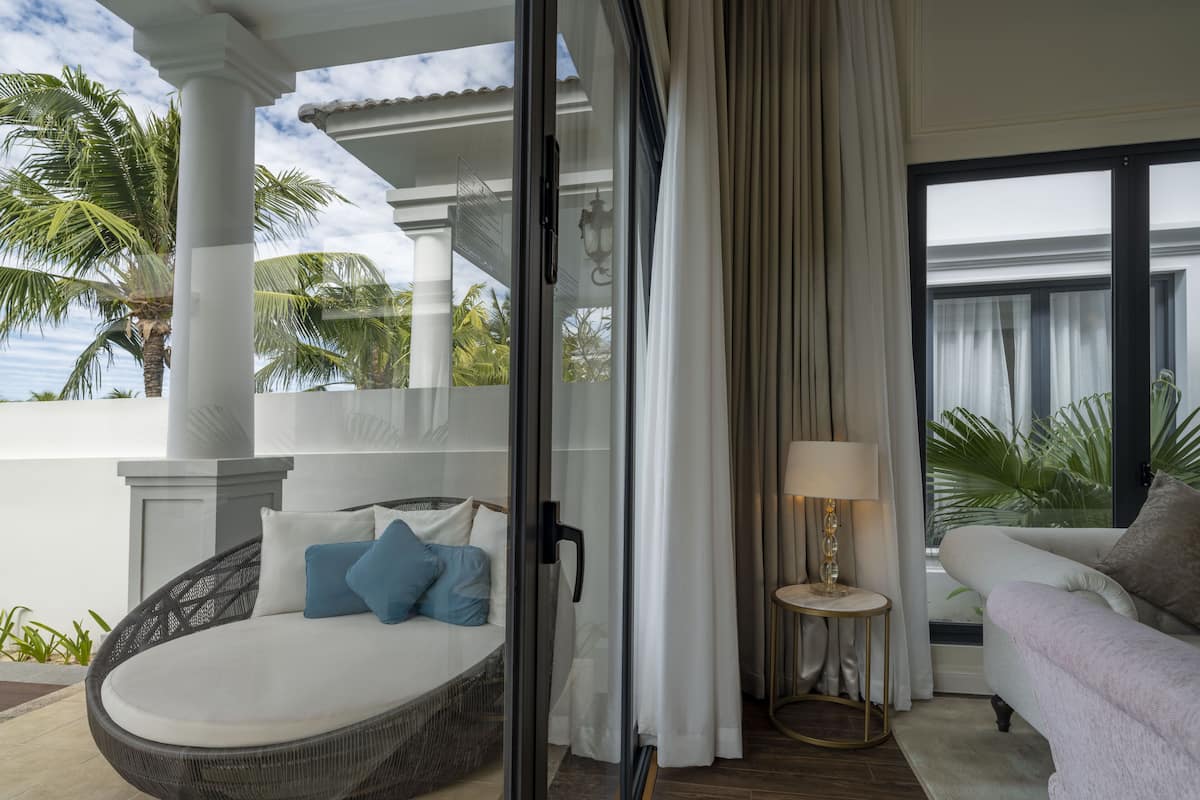 2 bedrooms, in-room safe, desk, blackout drapes