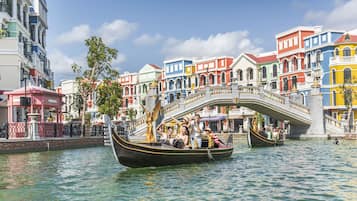 Una góndola en un canal con edificios coloridos al fondo.