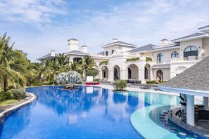 Kolam renang outdoor, dengan payung kolam renang dan kursi berjemur
