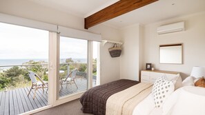 9 bedrooms, desk, iron/ironing board, travel crib - Bay Views From Drury Lane with Solar Heated Pool and Gas Heated Spa (Dromana)