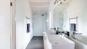 Shower, free toiletries, hair dryer, towels - Bay Views From Drury Lane with Solar Heated Pool and Gas Heated Spa (Dromana)