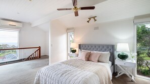 9 bedrooms, desk, iron/ironing board, travel cot - Bay Views From Drury Lane with Solar Heated Pool and Gas Heated Spa (Dromana)