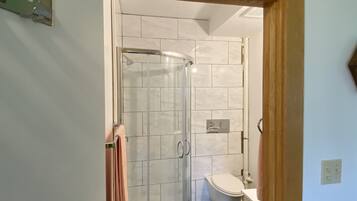 Douche, sĂšche-cheveux, serviettes fournies, savon