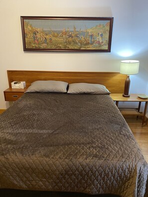 2 Schlafzimmer, Betten mit Memory-Foam-Matratzen, Bügeleisen/Bügelbrett