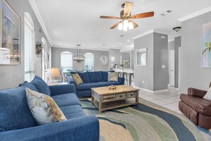 TV connectée, lecteur de DVD, livres, chaîne hi-fi