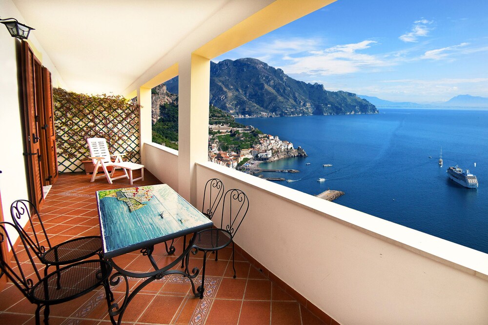 Apartment in villa with views on sea,