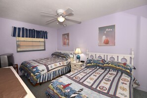 2 slaapkamers, een strijkplank/strijkijzer, reisbedje, gratis wifi
