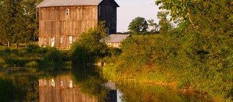 The Cabin ~ Relax ~ Year Around luxury Home w/ 4 Kayaks, 2 Canoes & Paddle Boat