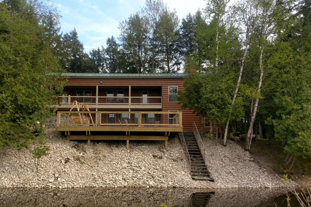 The Cabin ~ Relax ~ Year Around luxury Home w/ 4 Kayaks, 2 Canoes & Paddle Boat