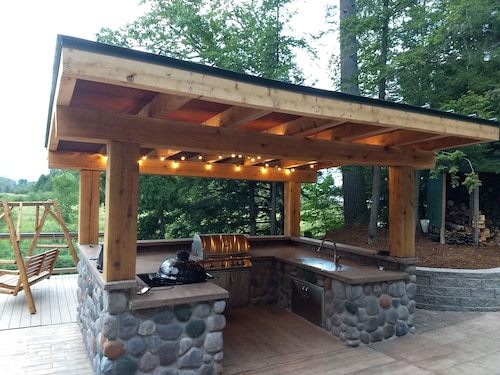 The Cabin ~ Relax ~ Year Around luxury Home w/ 4 Kayaks, 2 Canoes & Paddle Boat