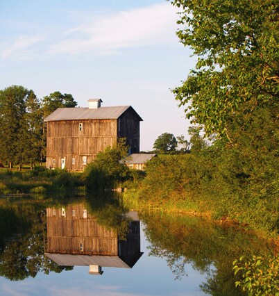 The Cabin ~ Relax ~ Year Around luxury Home w/ 4 Kayaks, 2 Canoes & Paddle Boat