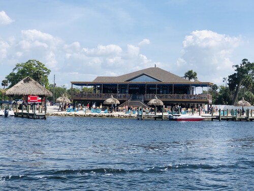 Riverfront luumu hullu bungalow! 10 min lahdelle. 40 min Tampa & rannat.
