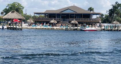 Riverfront luumu hullu bungalow! 10 min lahdelle. 40 min Tampa & rannat.