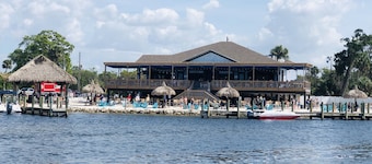 Rivierfront Plum Crazy Bungalow! 10 min naar de Golf. 40 min naar Tampa en Stranden.
