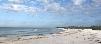 Riverfront Plum Crazy Bungalow w/boat dock! 10 min to Gulf, close to beaches!