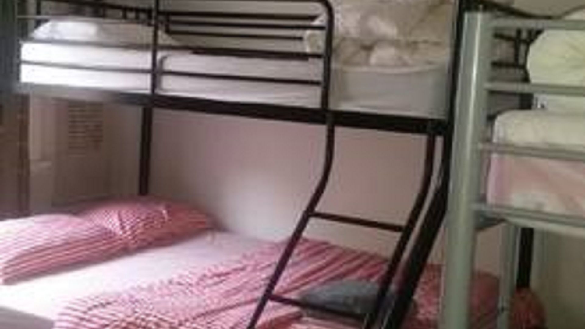 10 min to CBD passing Adelaide Oval CBD. This is a Gentlemans bungalow