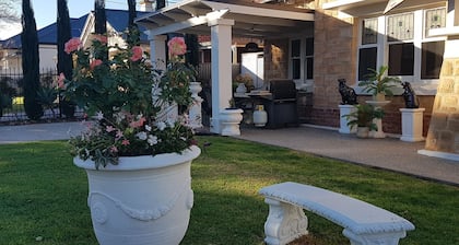 10 min to CBD passing Adelaide Oval CBD. This is a Gentlemans bungalow