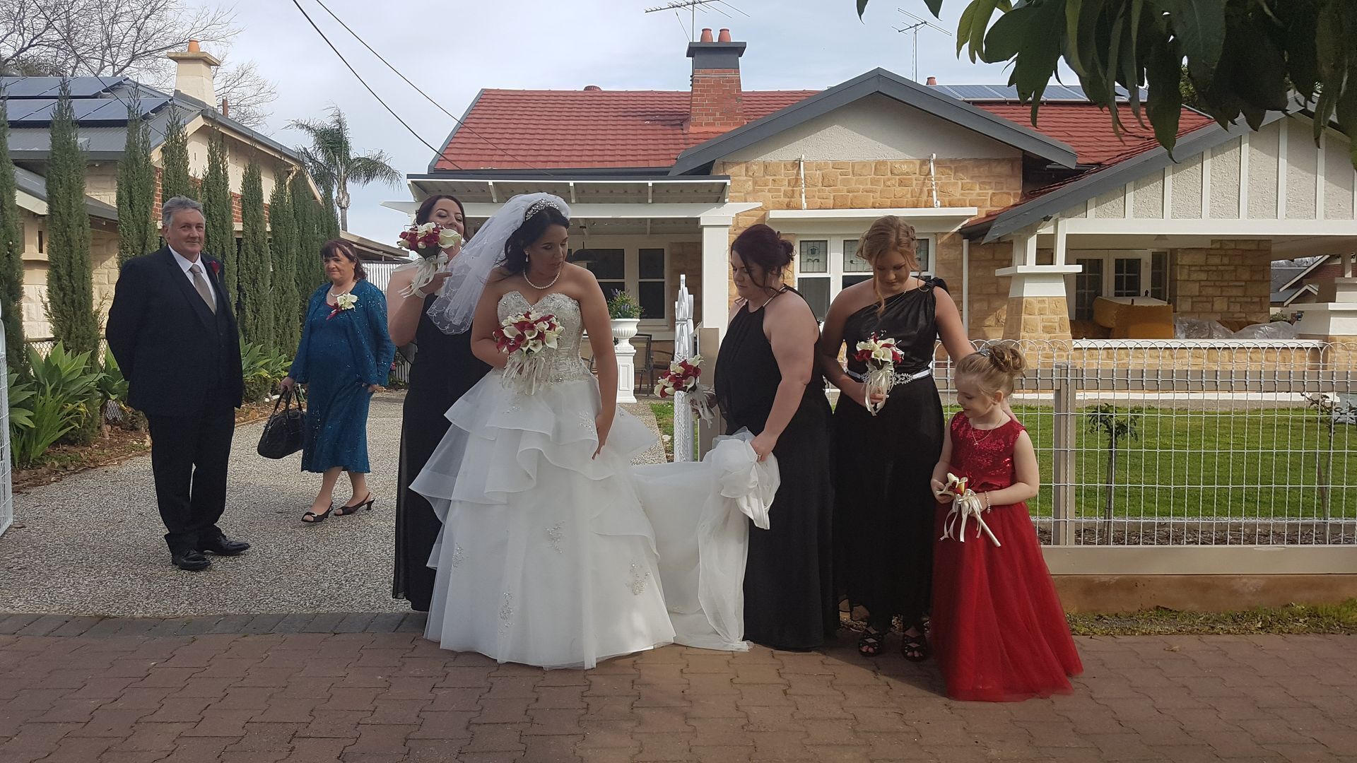 10 min to CBD passing Adelaide Oval CBD. This is a Gentlemans bungalow — image 4