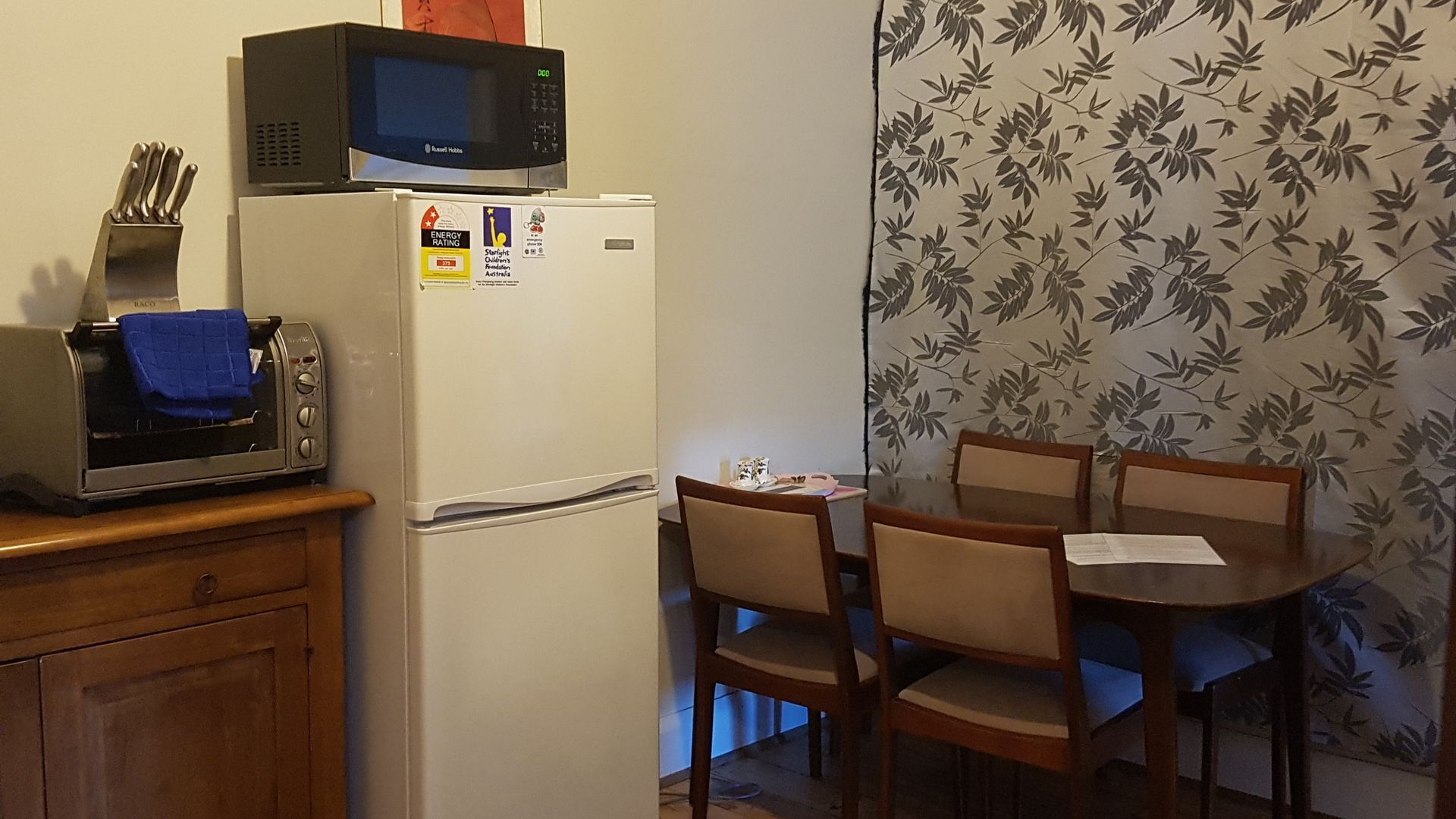 10 min to CBD passing Adelaide Oval CBD. This is a Gentlemans bungalow — image 10