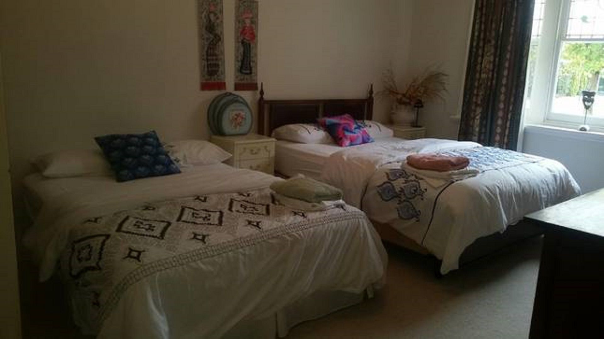 10 min to CBD passing Adelaide Oval CBD. This is a Gentlemans bungalow