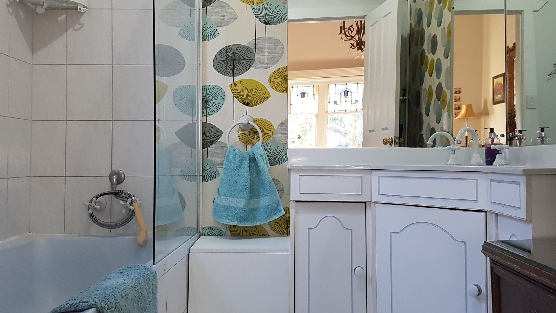 10 min to CBD passing Adelaide Oval CBD. This is a Gentlemans bungalow — image 13