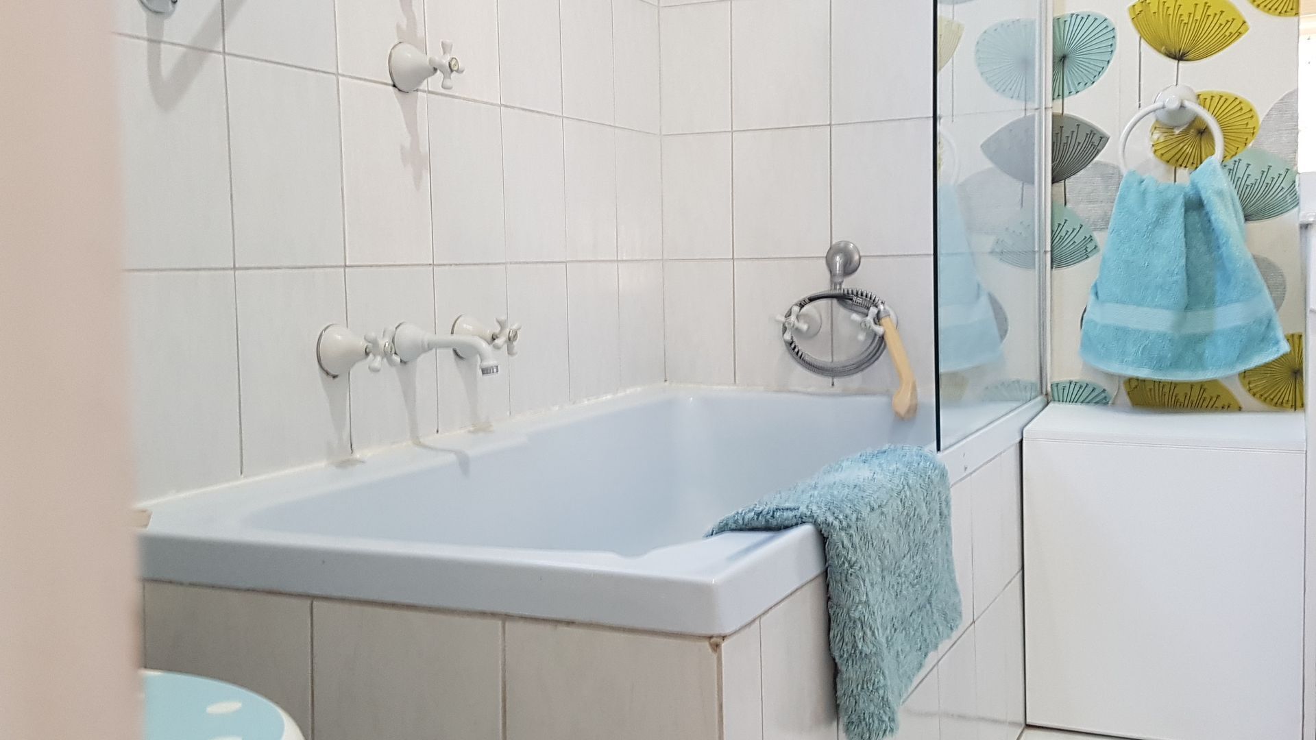 10 min to CBD passing Adelaide Oval CBD. This is a Gentlemans bungalow — image 14