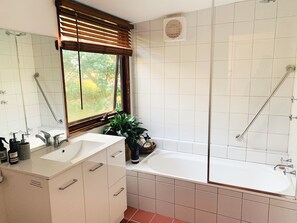 Combined shower/tub, hair dryer, towels, soap - Lost in the Vines. Vineyard Escape. (Blewitt Springs)