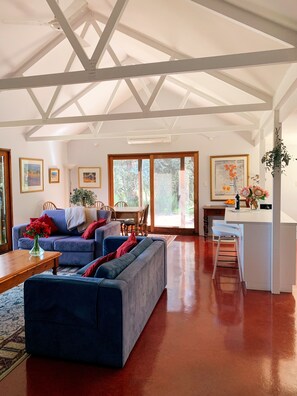 Smart TV, fireplace, DVD player, books - Lost in the Vines. Vineyard Escape. (Blewitt Springs)