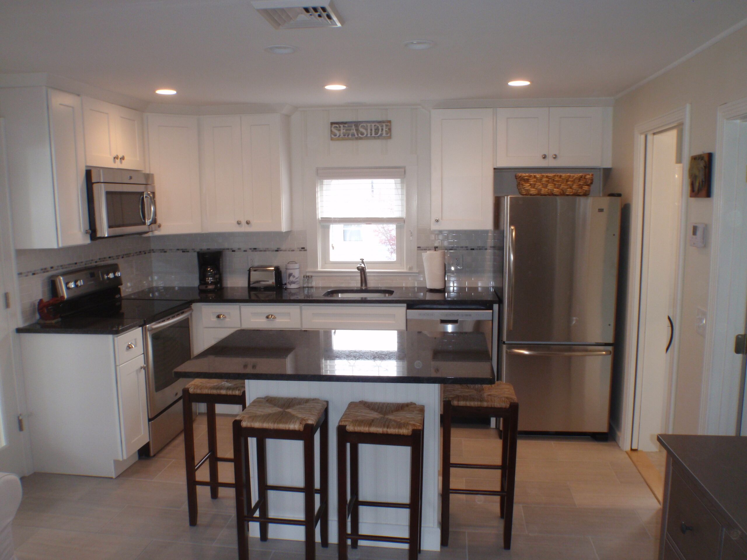 Beach Cottage Steps Away From Easton's (First) Beach