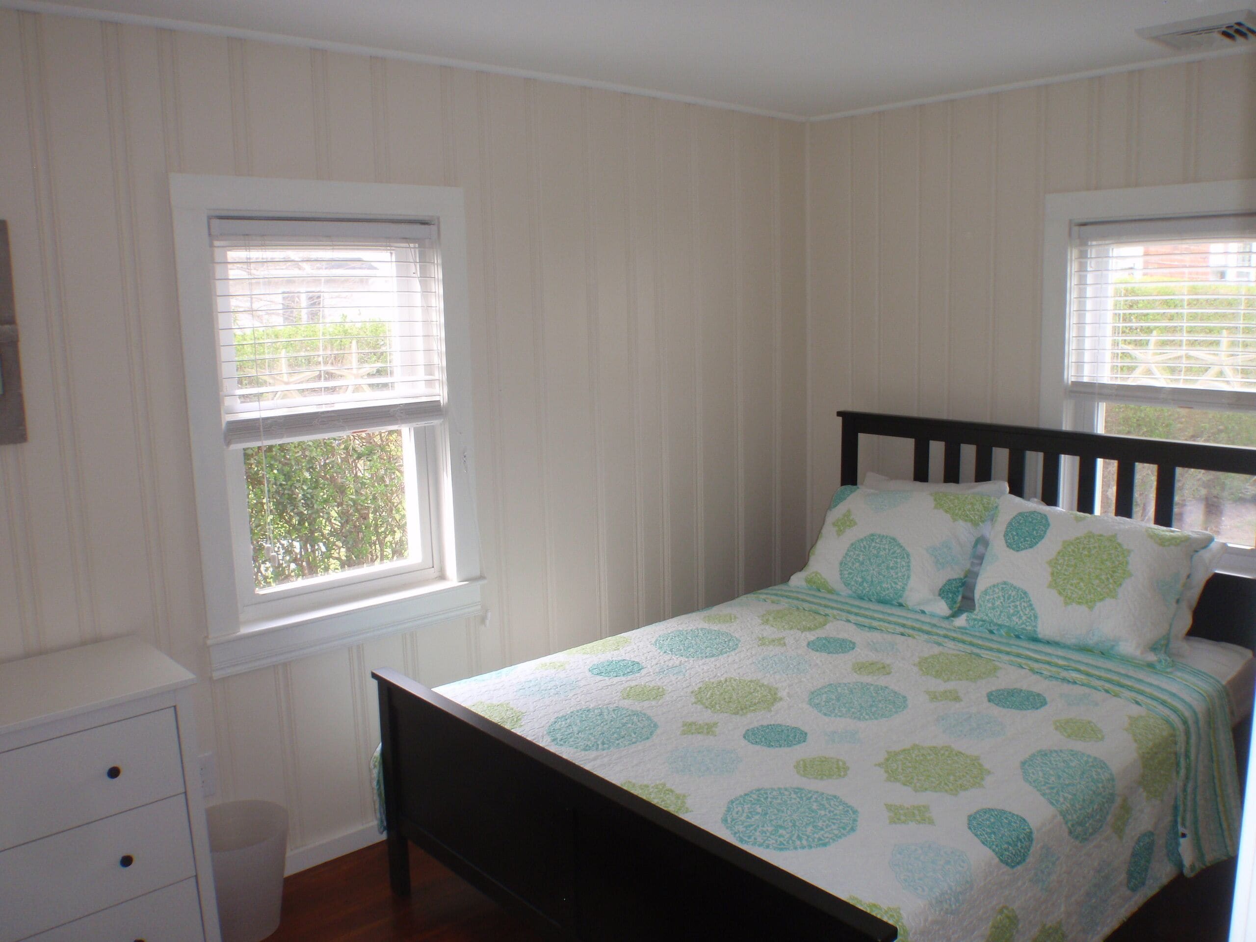 Beach Cottage Steps Away From Easton's (First) Beach