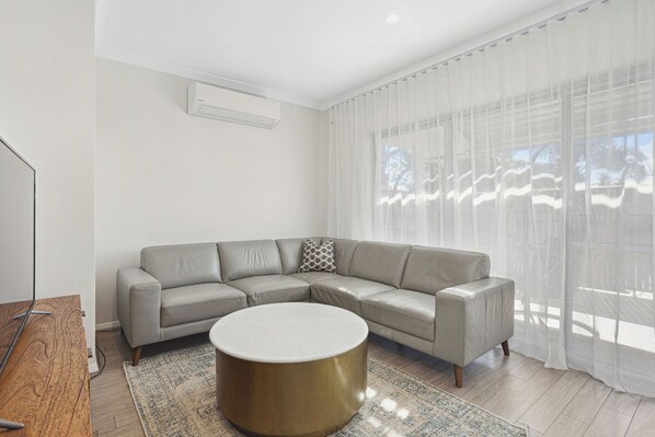 تلفزيون ذكي، برامج وأفلام نتفليكس، كُتُب، خدمات بث