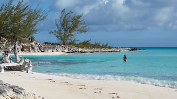 En la playa, camastros y toallas de playa