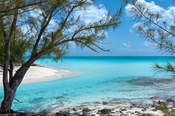 På stranden, solsenger og strandhåndklær