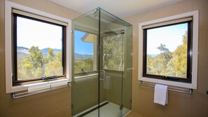 Badewanne, Haartrockner, Handtücher