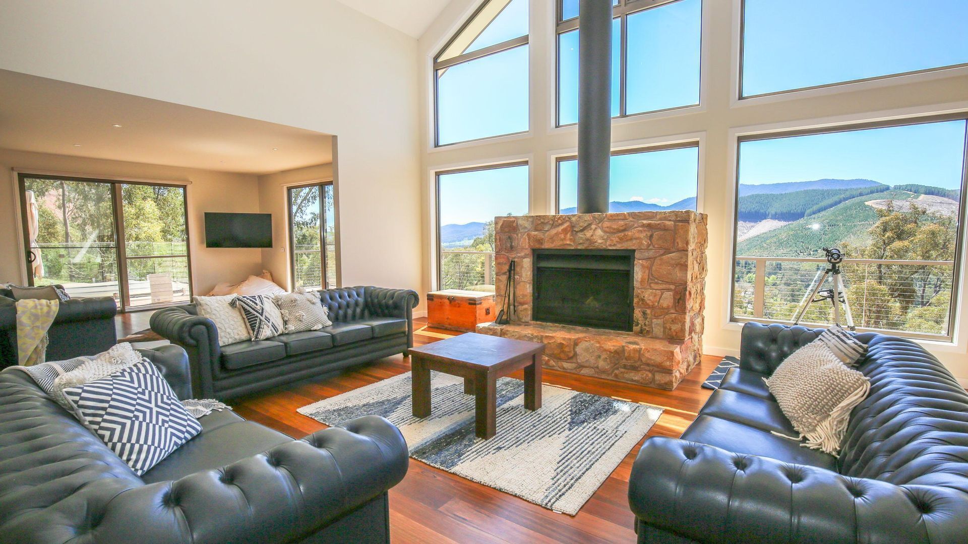 Smart TV, fireplace, stereo