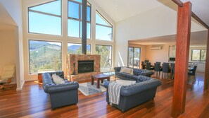 Smart TV, fireplace, stereo - KANGAROO LODGE: Bright (Bright)