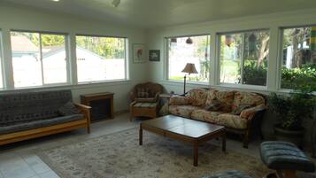 Télévision, lecteur de DVD, livres, vidéothÚque