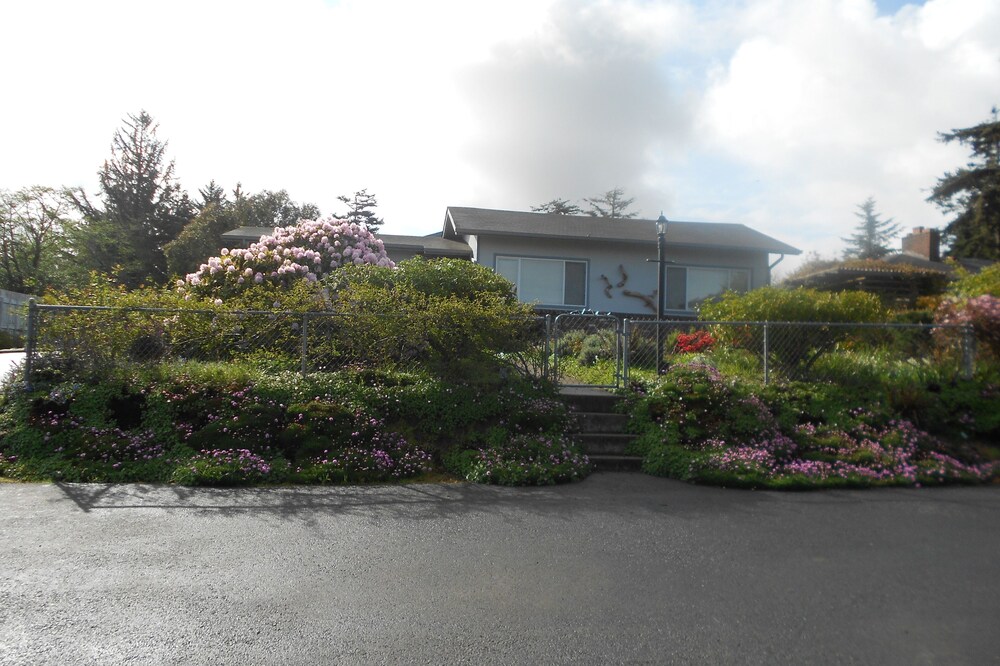 Lou's Bay View in Scienic Coos Bay- Charleston. Large beautiful Home.