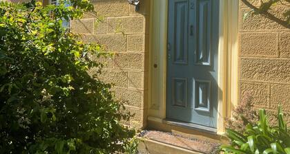 Eliza Historic Cottage close to CBD with car park