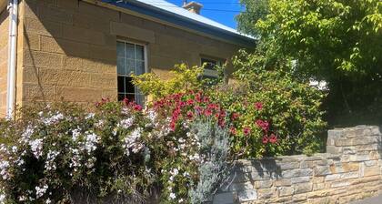 Eliza Historic Cottage close to CBD with car park