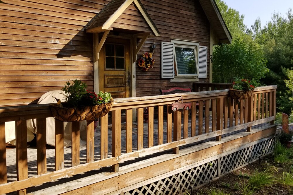 Bartlett Chalet: eat, dine, drink, hike, shop, ski and relax!